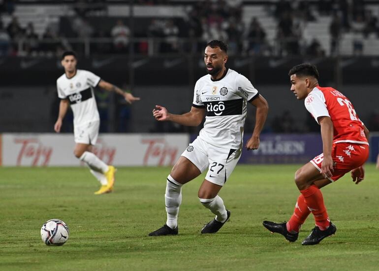 Ramón Martínez, futbolista de Olimpia, pelea por el balón en un partido frente a General Caballero por el fútbol paraguayo en el estadio Manuel Ferreira.