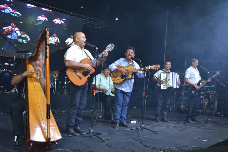 Nestor Damián Girett y Los Misioneros durante su actuación en el Festival Internacional del Batiburrillo, Siriki y Chorizo Sanjuanino, el sábado en San Juan Bautista, Misiones.