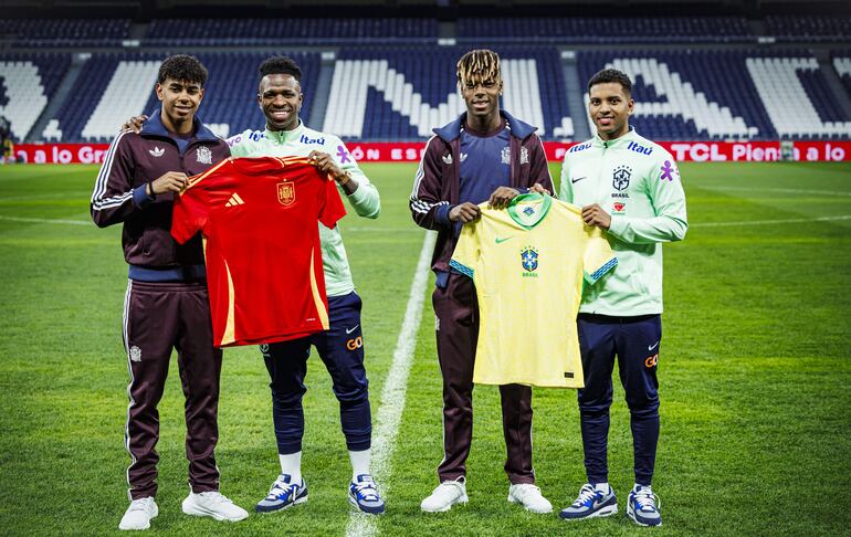 MADRID, 25/03/2024.- Los jugadores de la selección española Lamine Yamal (i) y Nico Willimas (2-d) posan con Vinicius Junior (2-i) y Rodrygo Goes, de Brasil, en la jornada previa al partido amistoso que disputarán mañana en el estadio Santiago Bernabéu, en Madrid. EFE/RFEF ***SOLO USO EDITORIAL, SOLO DISPONIBLE PARA ILUSTRAR LA NOTICIA QUE ACOMPAÑA (CRÉDITO OBLIGATORIO)***
