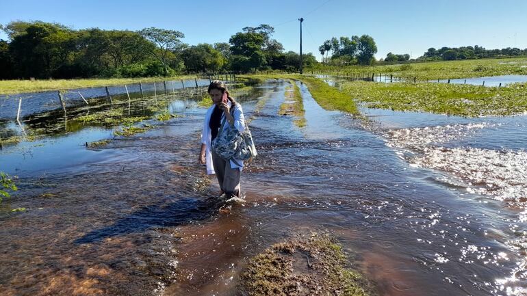 El camino que conduce a San Juan de Ñeembucú está anegado.