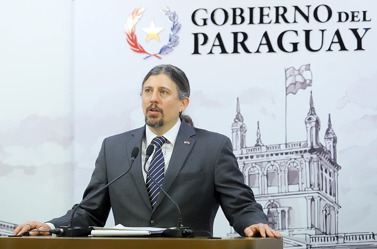 Richard Nephew, coordinador Global Anticorrución de Estados Unidos en pronunciamiento dentro de la sala de prensa de mburuvicha róga. (gentileza).