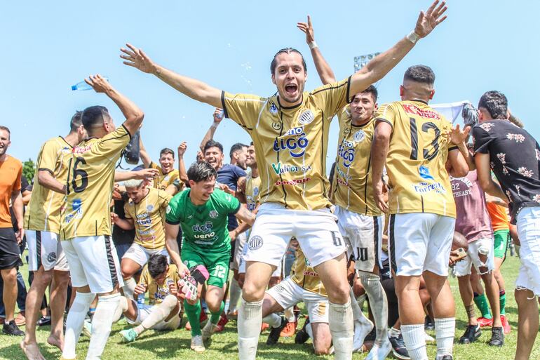 Festejos de campeón del 12 de Octubre de Santo Domingo.