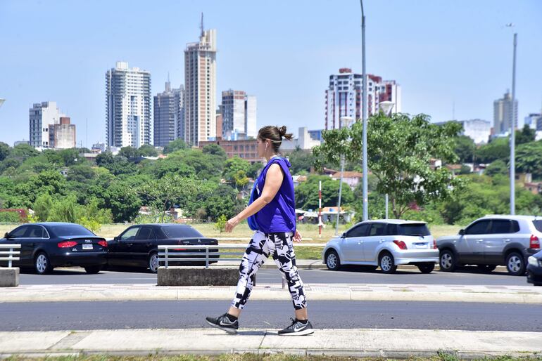 La temperatura máxima estimada es de 31°C en la Región Oriental, mientras que en el Chaco, de 33°C.