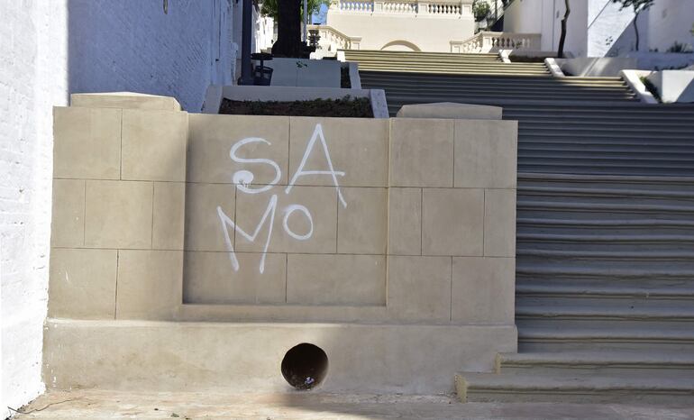 Este tipo de graffiti apareció en varias estructuras de  la escalinata Antequera  el miércoles pasado. Ya fueron borrados.