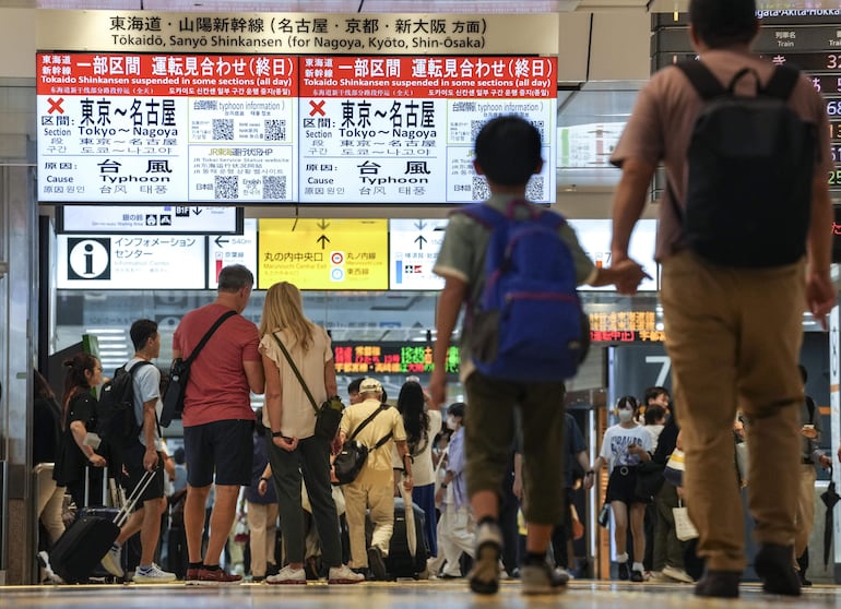 Carteles en la estación de trenes de Tokio informan de la suspensión del servicio de tren bala entre la capital japonesa y la ciudad de Nagoya, este viernes.
