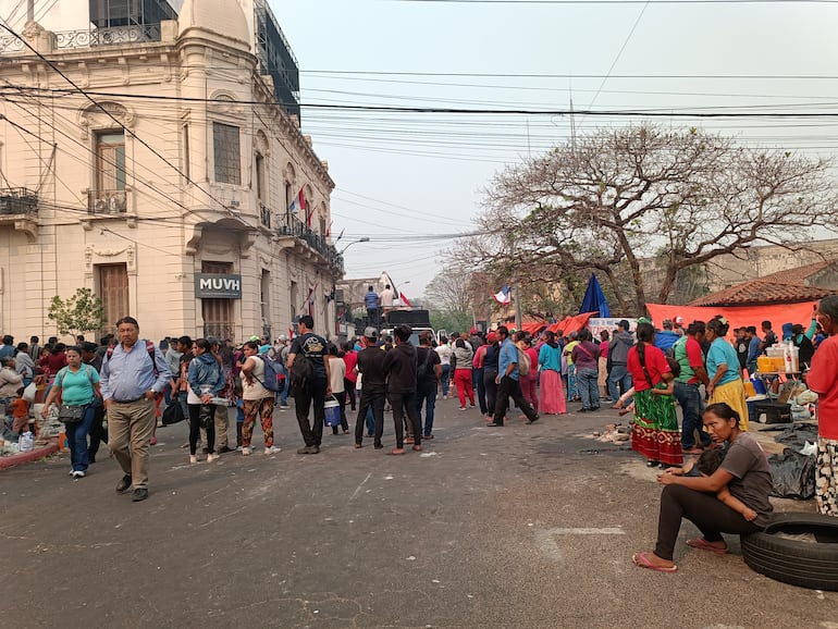 La multisectorial, asociación que nuclea a organismos que participan en el proceso de construcción de viviendas sociales, hace días que se manifiestan frente al MUVH. Exigen al ministro Juan Carlos Baruja la aprobación directa de sus proyectos que subsidia viviendas sociales a gente de escasos recursos.