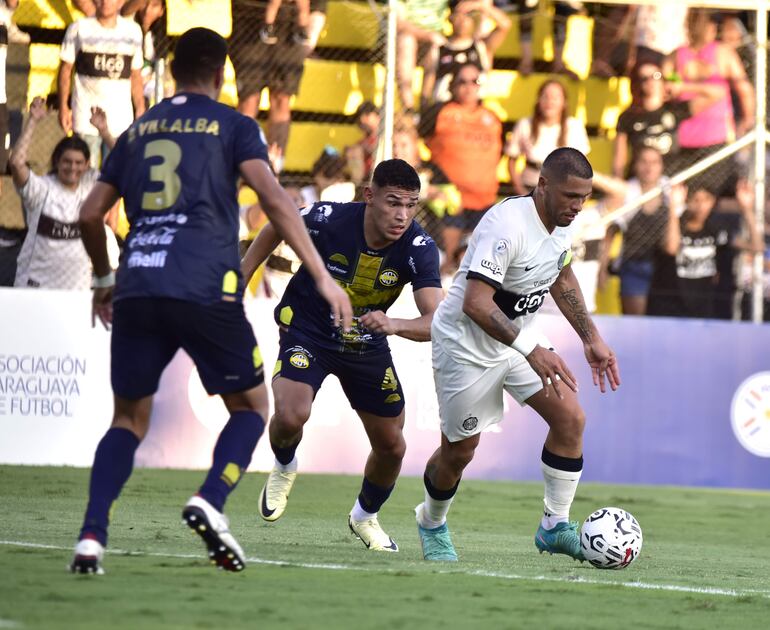 Richard Ortiz (d), futbolista de Olimpia, domina el balón en el partido frente a Sportivo Trinidense por la novena jornada del torneo Apertura 2024 del fútbol paraguayo en el estadio Rogelio Silvino LIvieres, en Asunción.