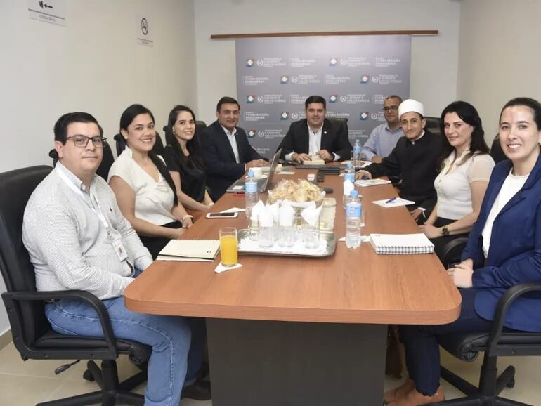 En la cabecera, el presidente del Senacsa, Dr. José Carlos Martin, con los delegados de la misión técnica de Egipto.