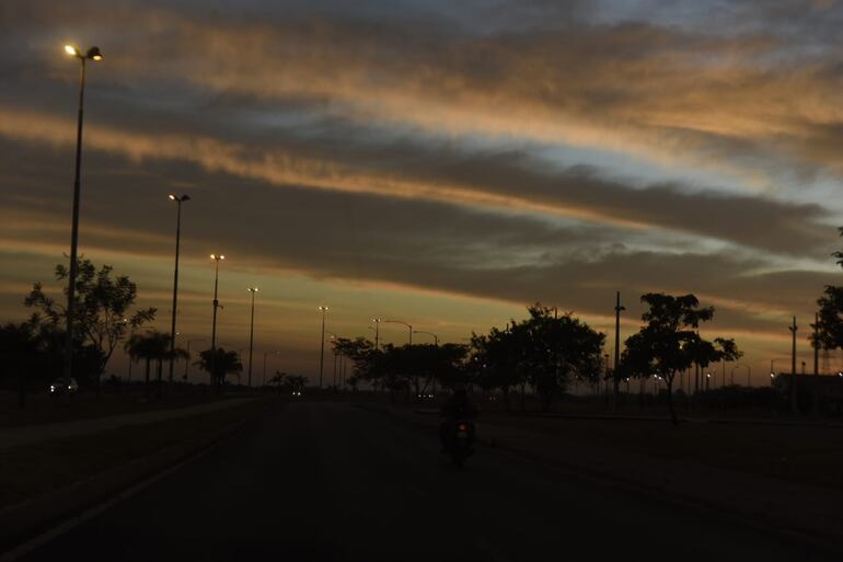 El alba irrumpe en la costanera de Asunción. El pronóstico anuncia jornadas frescas a cálidas para lo que resta de la semana.