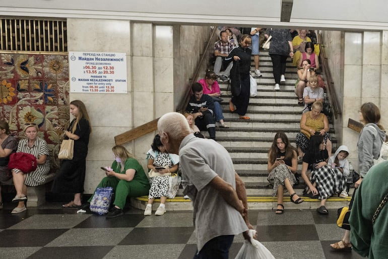 Pobladores se resguardan en la estación del metro de Kiev, capital ucraniana, donde se escucharon varias explosiones.