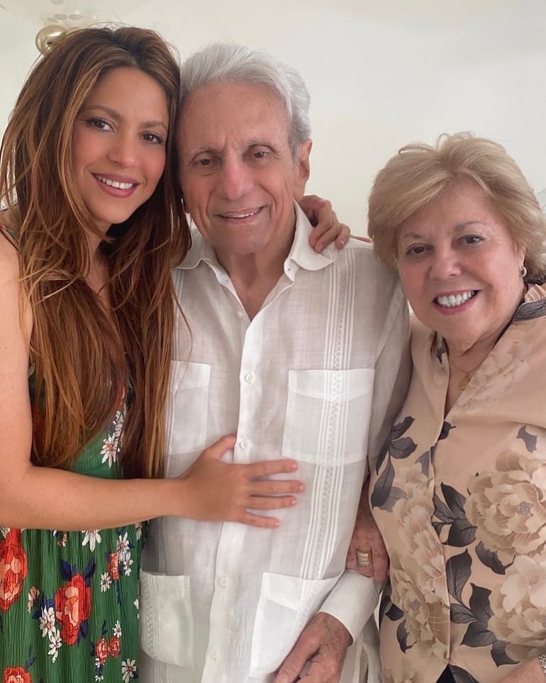 Shakira junto a sus padres, William Mebarak y Nidia Ripoll.