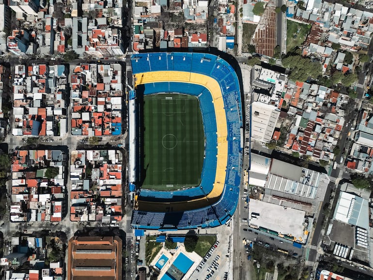 Fotografía aérea del estadio la Bombonera de Boca Juniors en la previa de un nuevo superclásico del fútbol argentino, en Buenos Aires, Argentina.