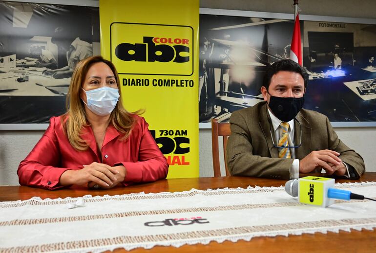 Carmen Alonso y José Antonio Ortiz, de Conajzar, en una visita a la redacción de ABC.