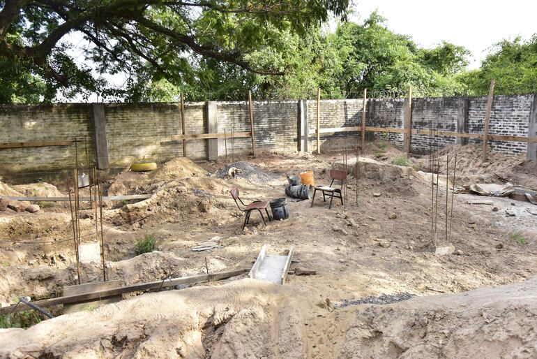 Con casi nulo avance se realiza la construcción de un aula en la escuela República de Cuba, ubicada sobre la avenida Artigas de Asunción.