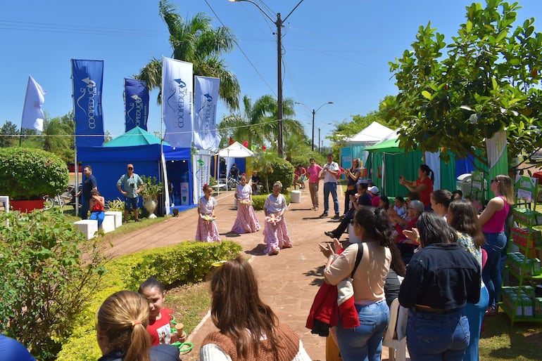 Un total de 75 emprendedores exhibieron y vendieron sus productos de artesanía y gastronomía en la expoferia. 