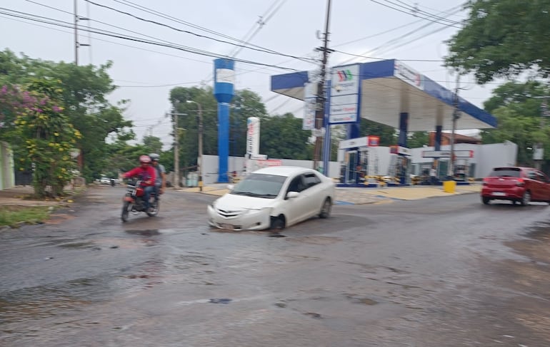 El vehículo fue prácticamente tragado por el bache en la zona de la Avenida Japón.