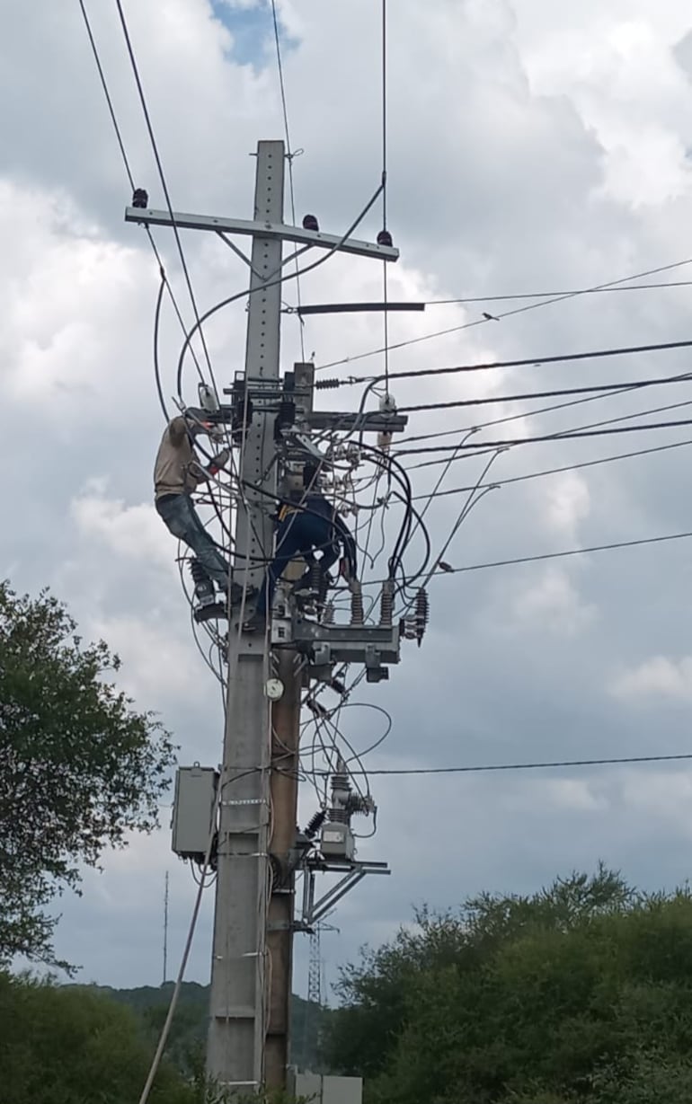 Personales de la ande trabajando intensamente, para reponer el servicio de la energia luego de 37 horas.