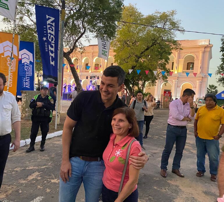 Santiago Peña durante un recorrido por una fiesta de San Juan en el centro de Asunción.