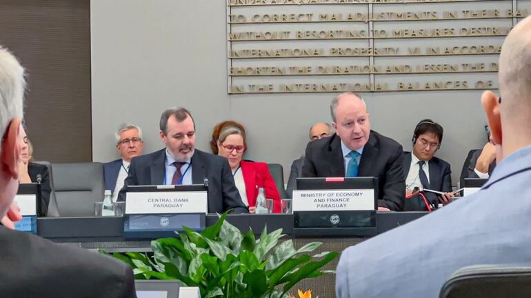 El presidente del BCP, Carlos Carvallo; y el ministro de Economía y Finanzas, Carlos Fernández Valdovinos, en Washington, Estados Unidos.