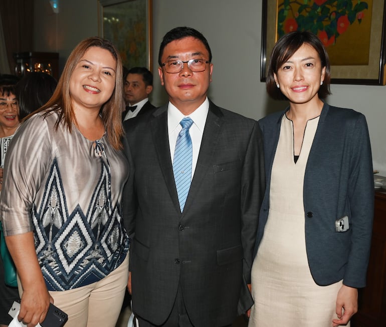 María de Imowe, Richard Moriya y Hana Iwanura.