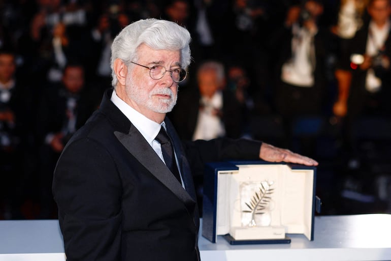 George Lucas posa con su palma honoraria, en el Festival de Cannes.