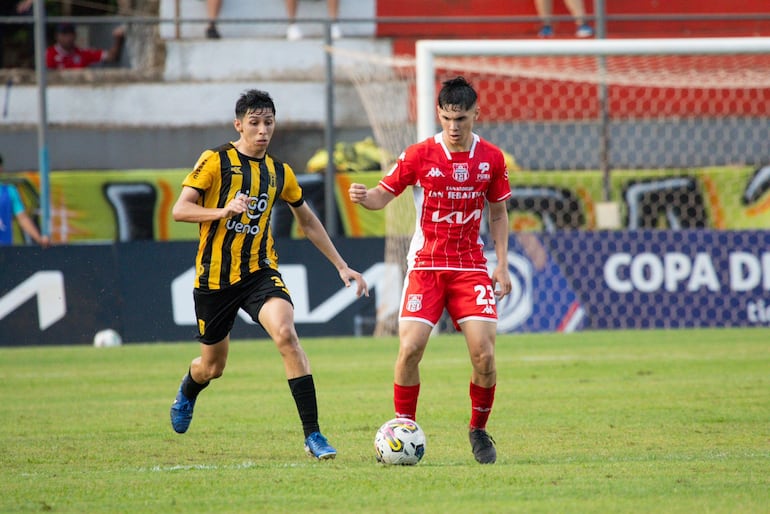 Alexis Cantero (i), jugador de Guaraní, pelea por el balón en un partido de la fecha 18 del torneo Clausura 2024 del fútbol paraguayo en el estadio Ka'arendy, en Juan León Mallorquín. 