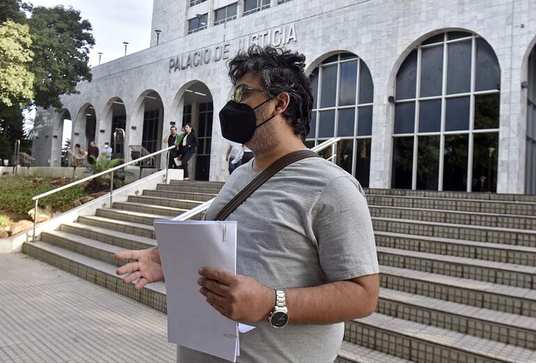 Momento de la presentación del amparo a favor de pacientes con AME en el Palacio de Justicia.