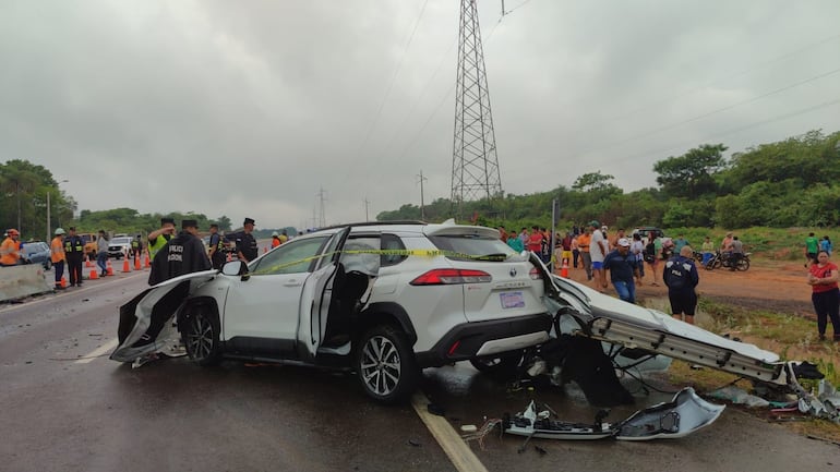 Así quedó la camioneta que chocó en la Ruta PY02, en la zona de la circunvalación de Caacupé, este miércoles. Murieron una mujer y su nieto de solo tres años.