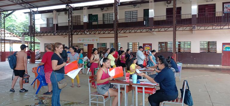 Los padres deben presentar recibo de pago de aporte para inscribir a su hijos en el Escuela Soldado Paraguayo de Ciudad del Este.