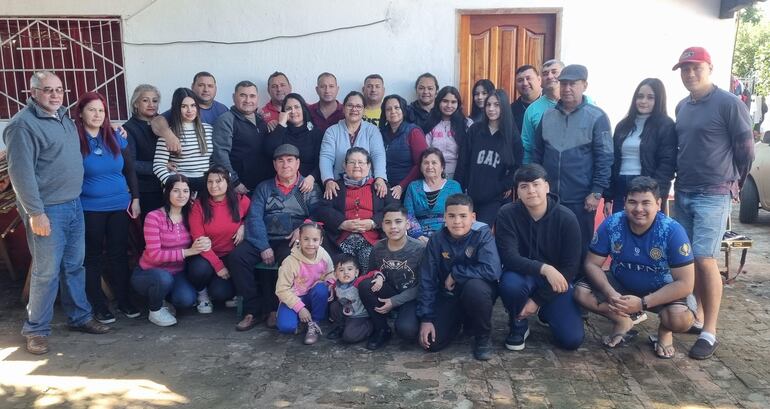 Con familiares y amigos, don Pedro y doña Ursulina, celebran sus bodas de oro.