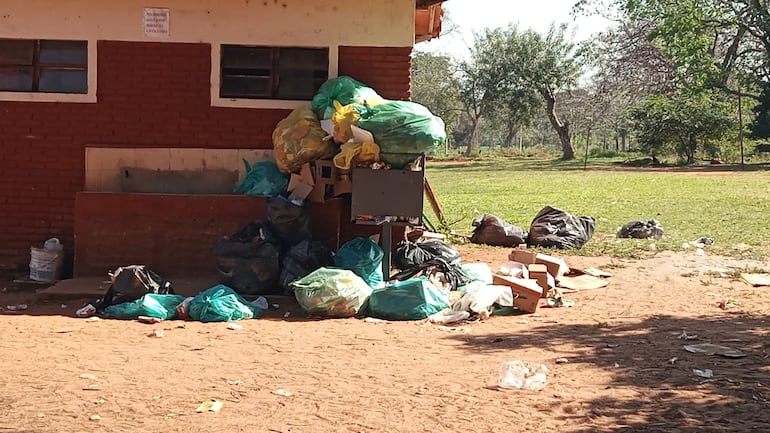 Los miembros de la ACE piden la intervención debido a la necesidad que tiene la escuela. En la imagen una montaña de basura que de ser retirada.