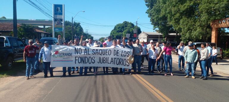 Cierran ruta en Santaní. Gremios de educación y Sitrande.