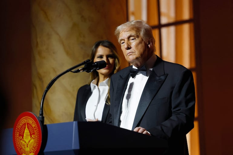 El presidente electo de Estados Unidos, Donald Trump, pronuncia un discurso junto a Melania Trump en una cena a la luz de las velas en el National Building Museum el 19 de enero de 2025 en Washington, DC. Trump prestará juramento como el 47.º presidente de Estados Unidos el 20 de enero.