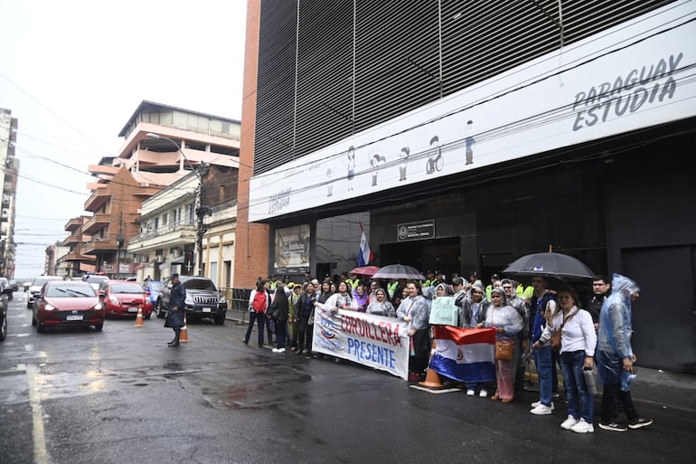 Aplazo masivo en concurso: examen fue una “trampa del MEC”, denuncian durante manifestación