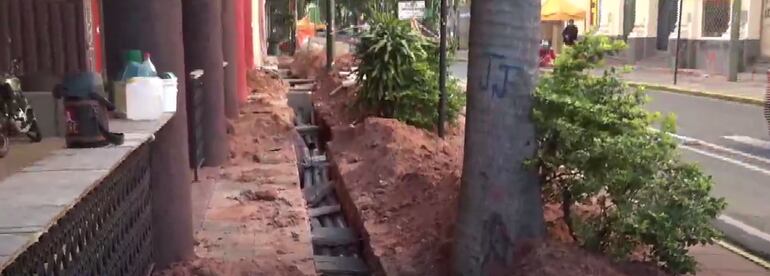 Continúan los trabajos para la instalación de cableado subterráneo sobre calle Palma.