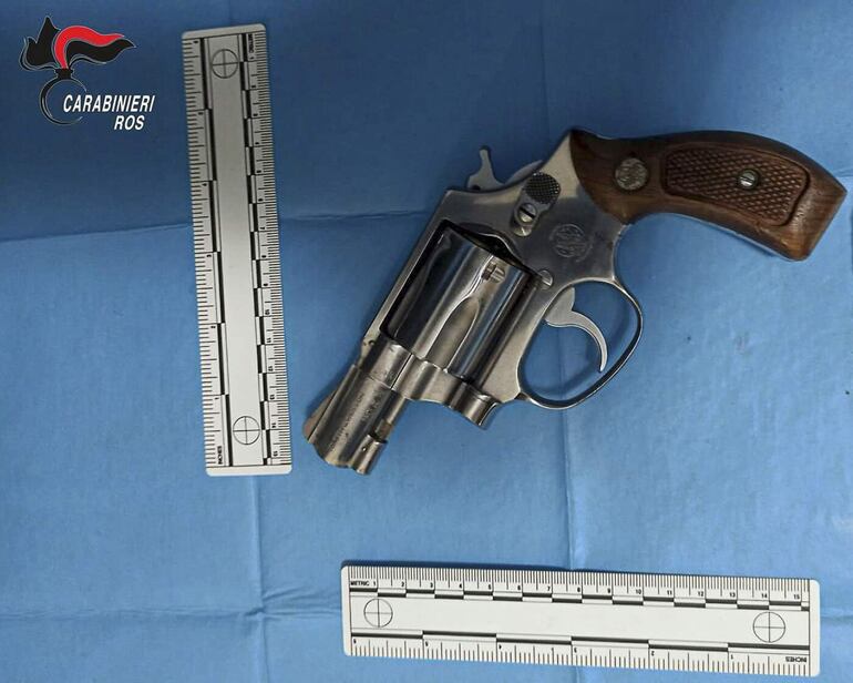 Un revólver "Smith & Wesson", junto a cinco cartuchos, fue encontrado en uno de los escondites en Campobello di Mazara (Sicilia, sur de Italia) donde el jefe de Cosa Nostra Matteo Messina Denaro pasó los últimos meses de su fuga de más de 30 años de la Justicia.