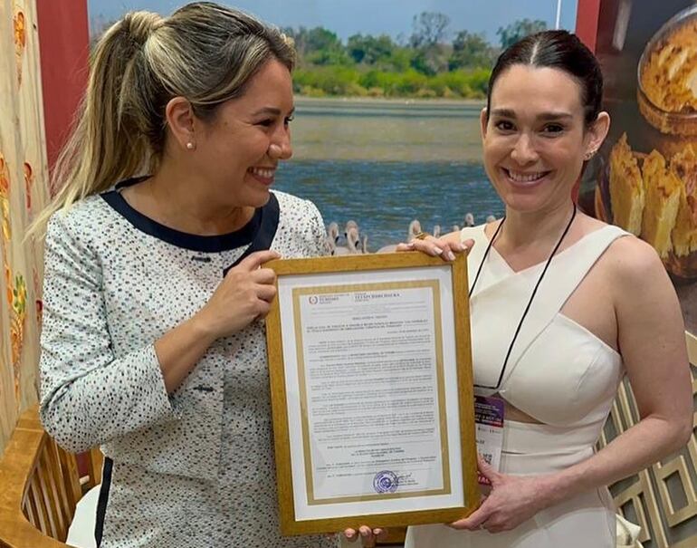 Lali González recibiendo el título honorífico de Embajadora Turística del Paraguay de manos de la ministra Angie Duarte de Melillo.