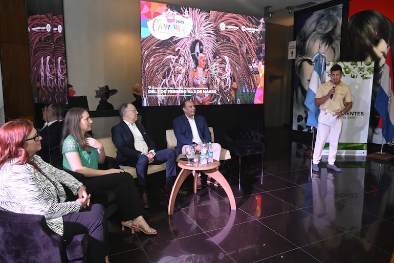 El Carnaval de Corrientes fue presentado hoy en Asunción, en el marco de una conferencia de prensa en el Teatro del Hotel Guaraní.