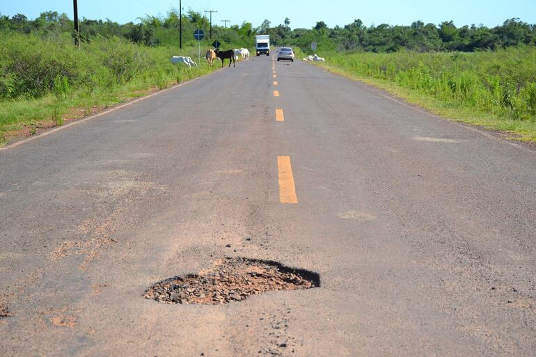 Un hueco rompe auto en medio de la ruta construida en el periodo de gobierno de Mario Abdo Benítez.