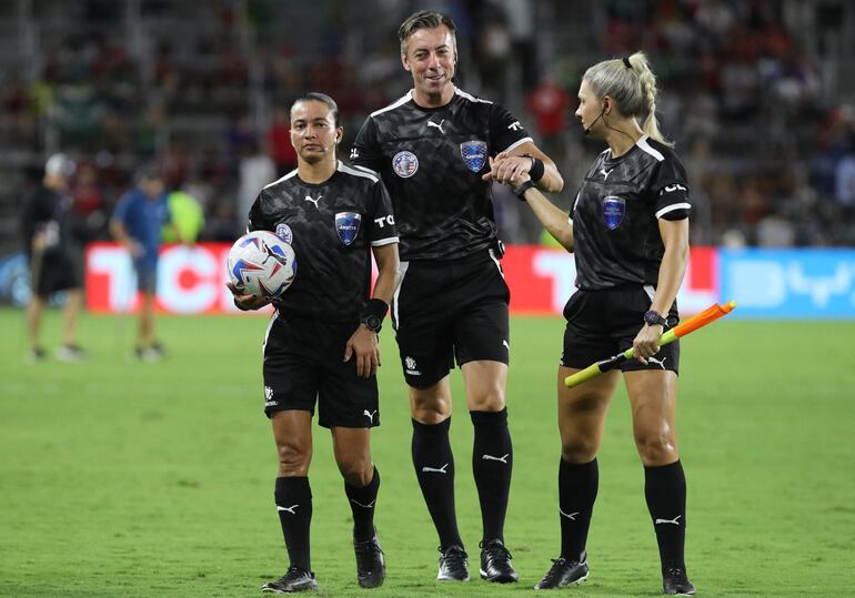 El brasileño Raphael Claus (c) en el partido entre Bolivia y Panamá por la Copa América 2024 en el Inter&Co Stadium, en Orlando, Florida.