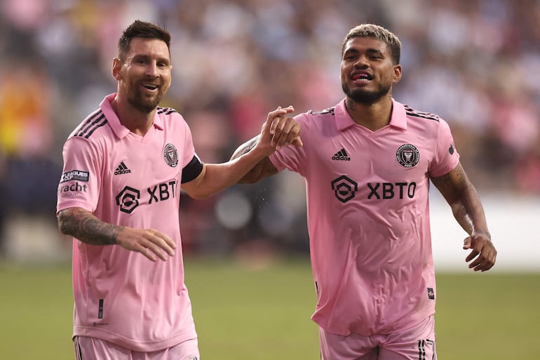 El argentino Lionel Messi (i), jugador del Inter Miami, celebra un gol en las semifinales de la Leagues Cup 2023.