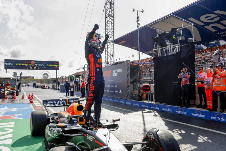 Max Verstappen festeja arriba del RB19 luego de lograr una “pole” más en la máxima categoría.