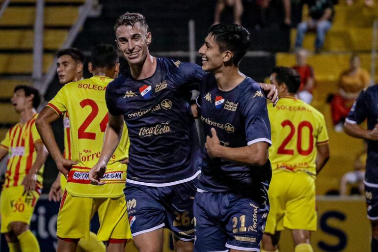 Gustavo Aguilar (d), delantero de Nacional, celebra un gol en el partido contra Martín Ledesma por los cuartos de final de la Copa Paraguay 2023.