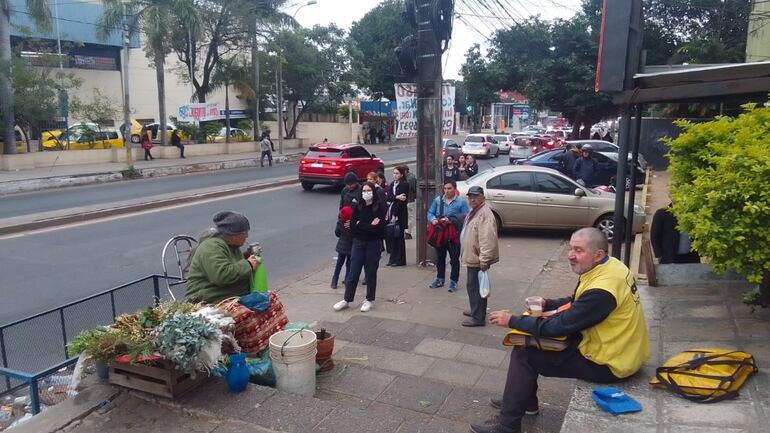 Trabajadores en la zona de Eusebio Ayala. Los asalariados esperan el reajuste del sueldo mínimo y los cuentapropistas temen suba de todos los productos.