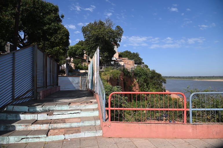 El mirador de Ita Pyta Punta, un emblemático sitio de Asunción que hoy, en el aniversario 487 de de la capital del país, está en peligro de derrumbe.