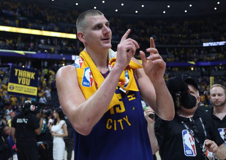 El serbio estrella de los Nuggets, Nikola Jokic, festeja el primer triunfo de Denver en las finales de la NBA.