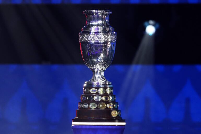 El trofeo de la Copa América en el sorteo de la edición 48 en la ciudad de Miami, Estados Unidos. 