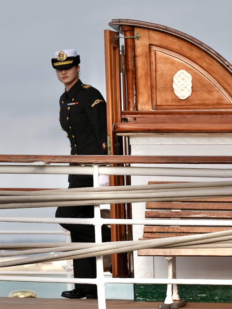 La princesa Leonor a su llegada al buque escuela de la Armada Juan Sebastián de Elcano, atracado en el puerto de Cádiz y que junto a otros 75 guardiamarinas han llegado para tener su primer contacto con el velero bergantín-goleta repleto de curiosidades y que deberán conocer como el abecedario porque pasarán seis meses, con todos sus días y sus noches, a bordo de él.