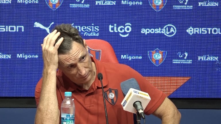 El argentino Facundo Sava en la última conferencia como entrenador de Cerro Porteño.