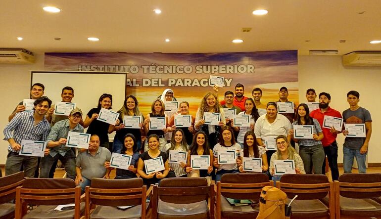 Estudiantes del Instituto Técnico Superior Rural del Paraguay, entidad de la ARP.